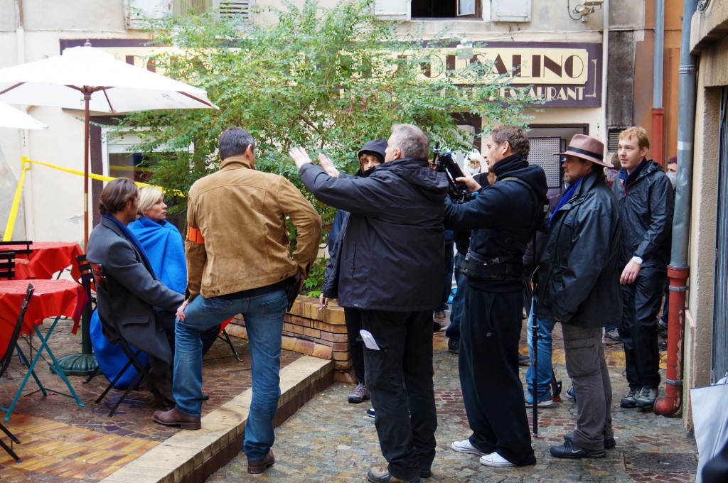 Céline Frémont emmitouflée dans une couverture bleue mais en compagnie d'un beau jeune homme, sur la place de l'Alouette à Aubagne