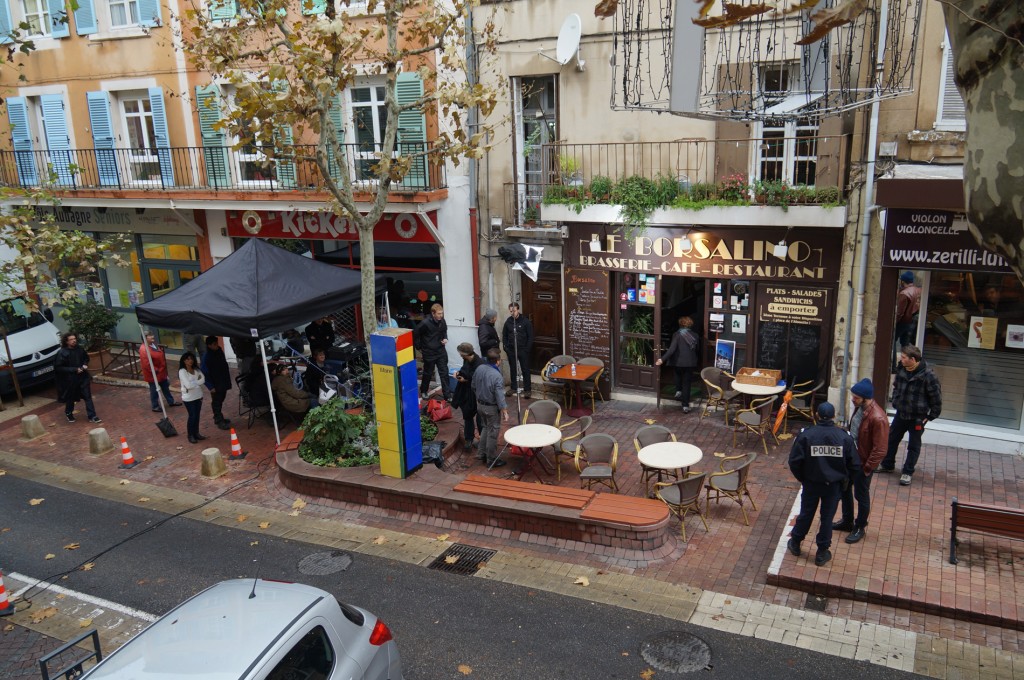 Les installations de tournage de Plus belle la vie sur la terrasse du Borsalino, côté bd Jean Jaurès