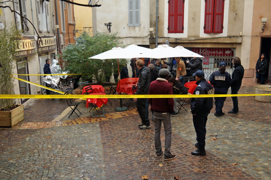 Des bandes jaunes d'une scène de crime sont disposées sur la terrasse du Borsalino, côté place de l'Alouette