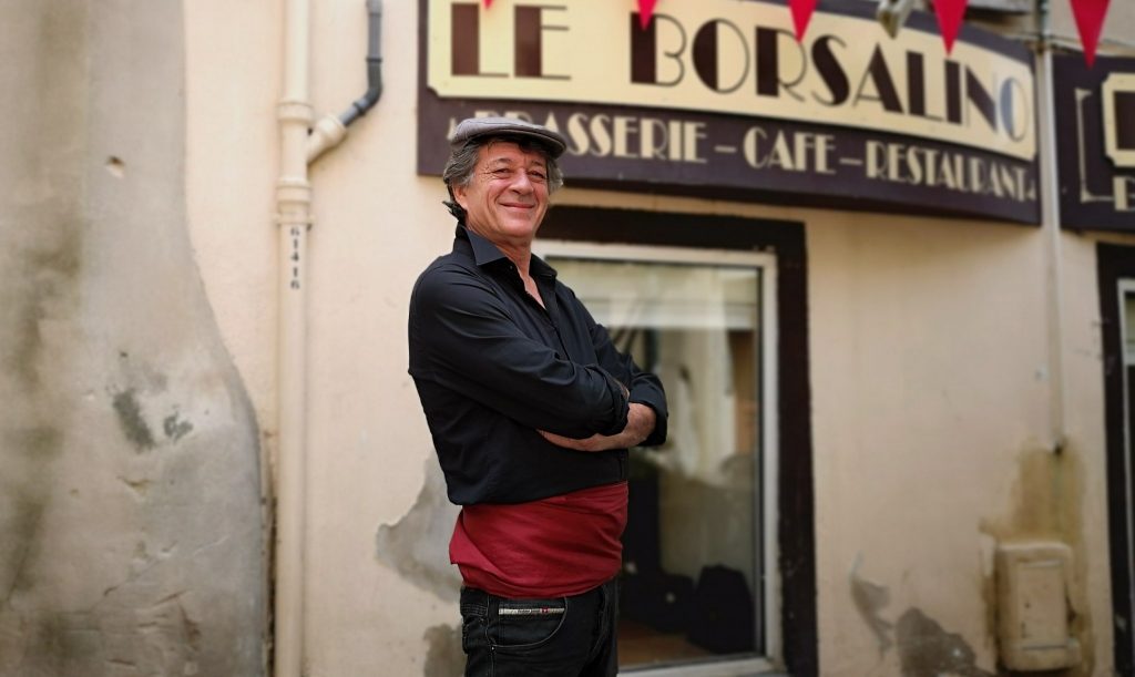 François, en tenue du 19e siècle, devant l'entrée du Borsalino, place de l'Alouette